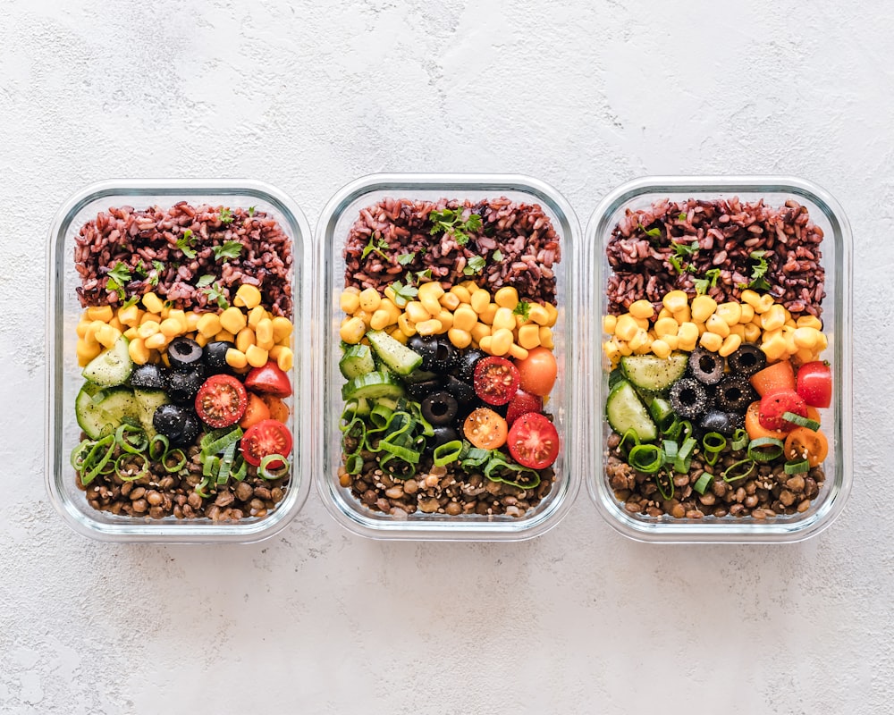 Specialist în nutriție care discută plan alimentar personalizat